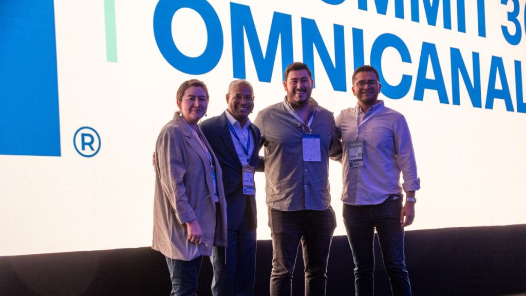 Marco Jensen posando con participantes del evento Summit 365 Omnicanal.