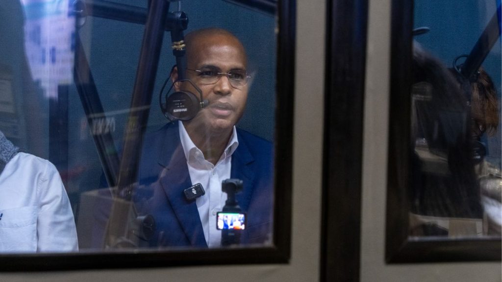 Marco Jensen atento en cabina de grabación durante entrevista de liderazgo.