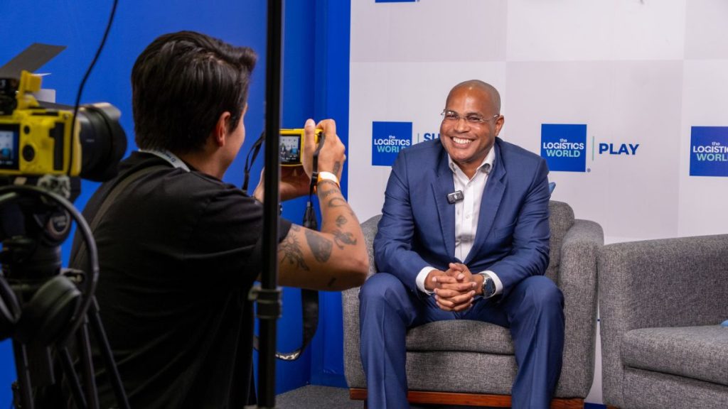 Marco Jensen durante una entrevista en The Logistics World 2024, sonriente ante la cámara.